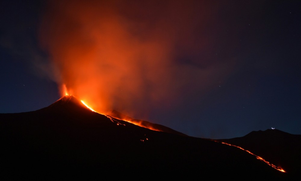 Volo in ritardo Ryanair per eruzione Etna