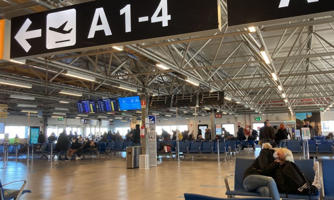 passeggeri attendono in aeroporto