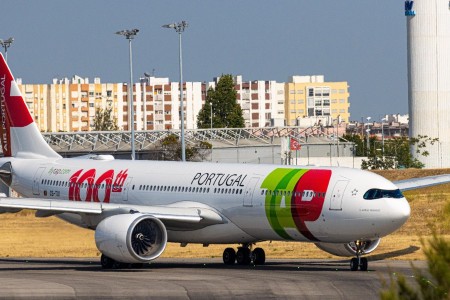 Volo cancellato Tap Air Portugal Napoli Lisbona, ai passeggeri 400 €