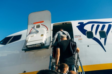 Una coppia di Siena riceve 500 euro per volo in ritardo Ryanair